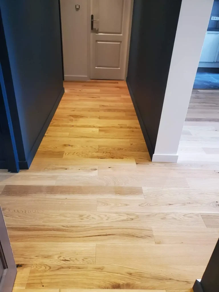 Pose de parquet bois naturel dans intérieur moderne