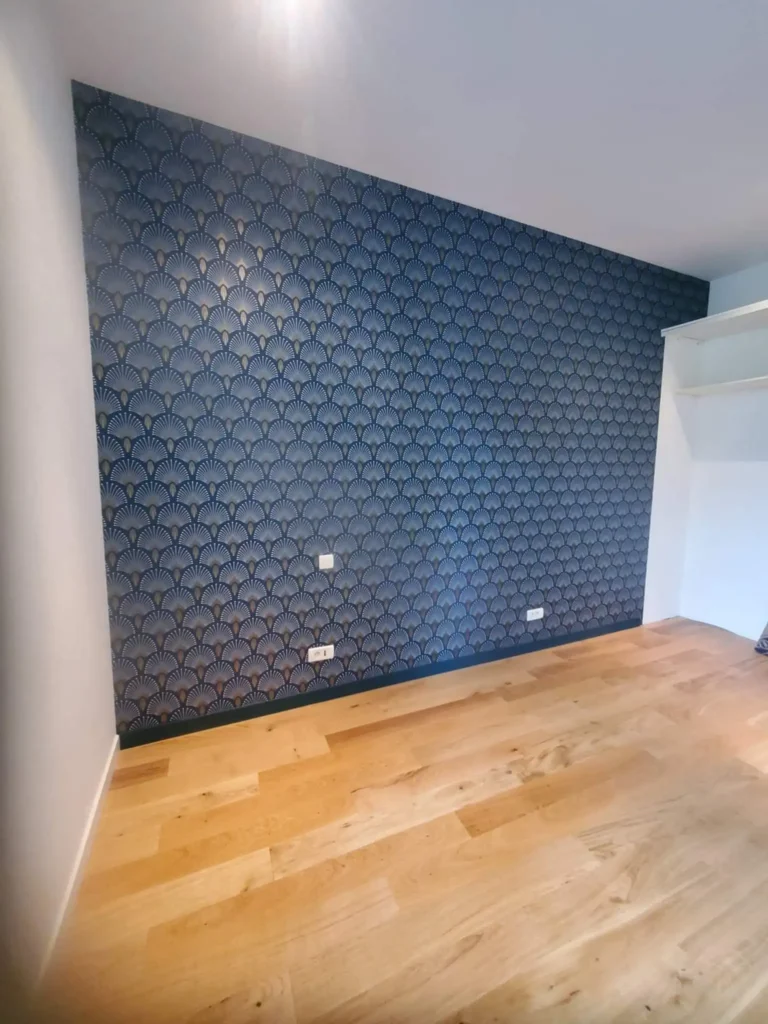 Papier peint décoratif moderne dans chambre contemporaine